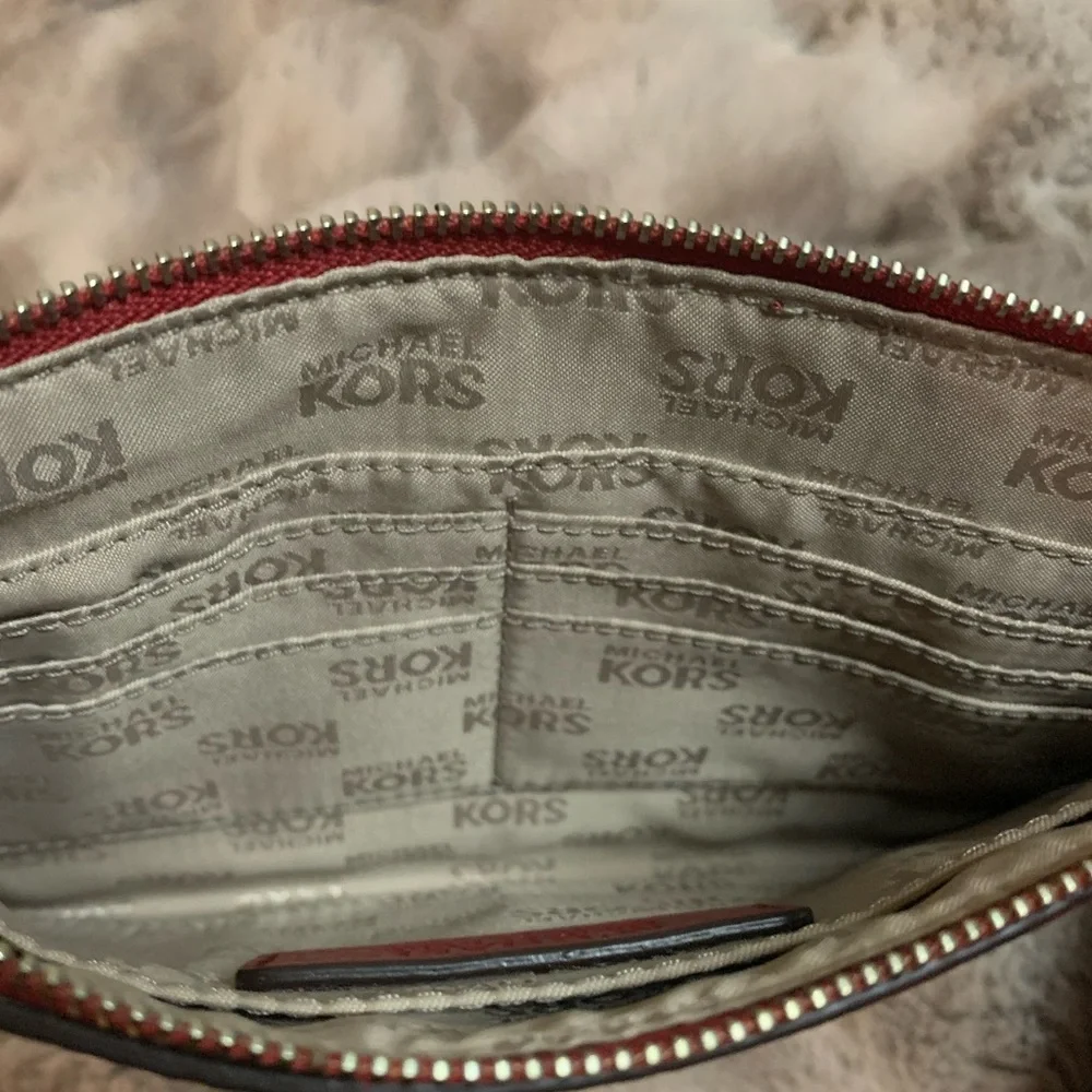 Michael Kors Women’s Scarlet Wristlet with Gold Accent. Like New - Picture 6 of 10